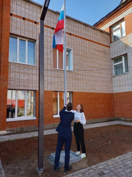 Торжественная линейка поднятия государственного флага Российской Федерации.