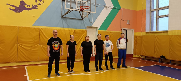 товарищеский матч по волейболу среди учителей и старшеклассников..